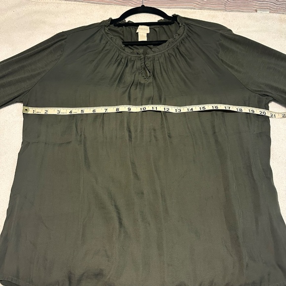 Chico’s Sz 1 (US M/L) Dark Khaki/Olive Green Ruffle Detail V Neck Top GUC - Picture 8 of 10